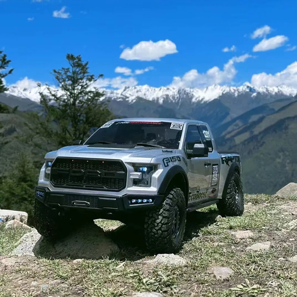 Traction Hobby KM 1/8 2.4G 4WD for Ford F150 RC Car Rock Crawler Off-Road Climbing Pickup Truck Differential Lock LED Light Mountain Vehicles Models Simulation Electric Remote Control Toys